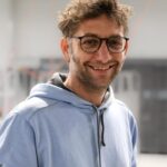 Portrait von Michael Bührer in hellblauem Hoodie