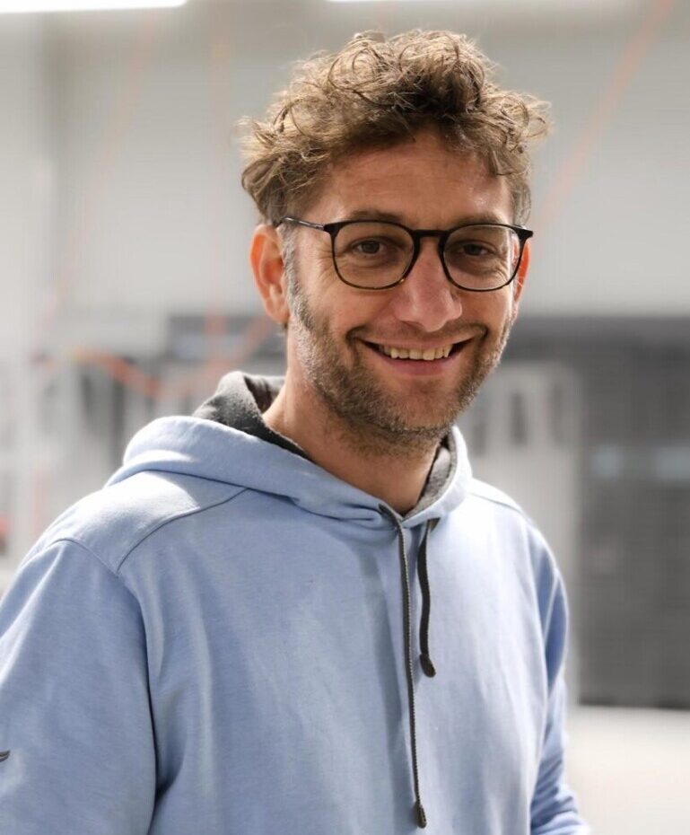 Portrait von Michael Bührer in hellblauem Hoodie